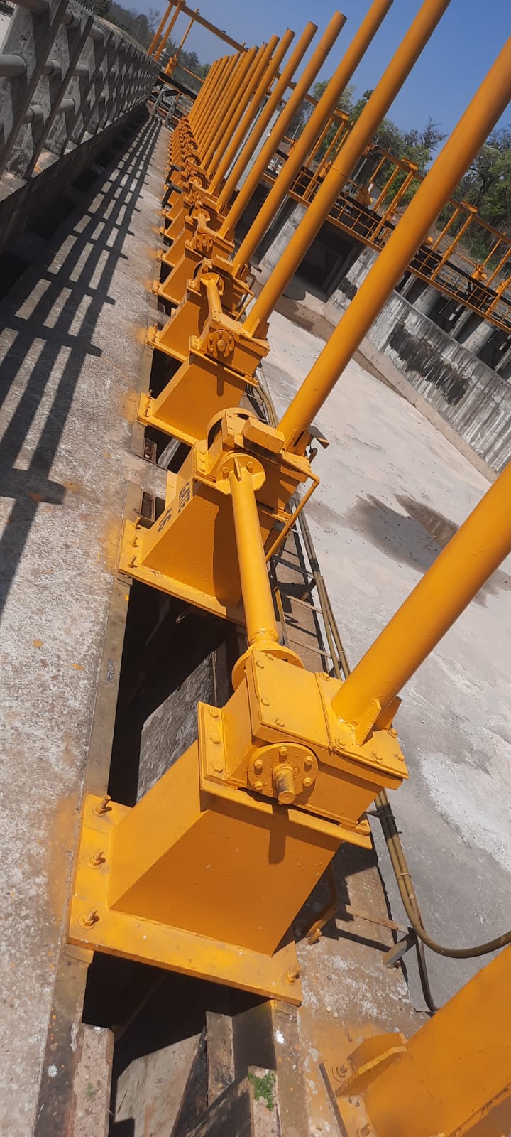 Gate operating mechanisms installed in a row